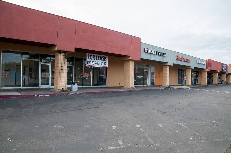 Grand Oaks Shopping Center