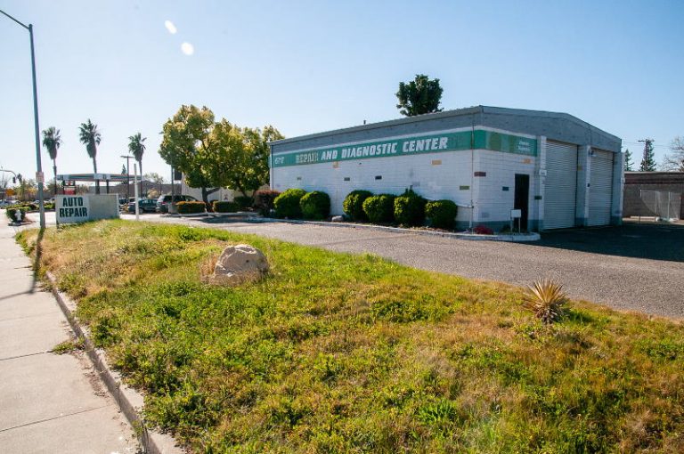 A closed auto shop on Auburn Boulevard next to 7-Eleven has reportedly attracted homeless activity to the area. // M. Hazlip