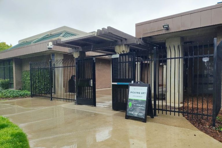 Sylvan Oaks library has new gates