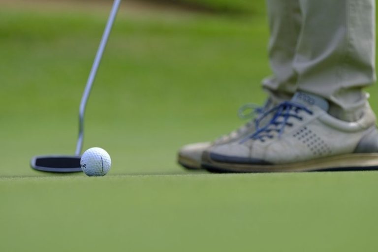 Close up of a golf ball and golfer. Image by Matteobaronti on pixabay.com