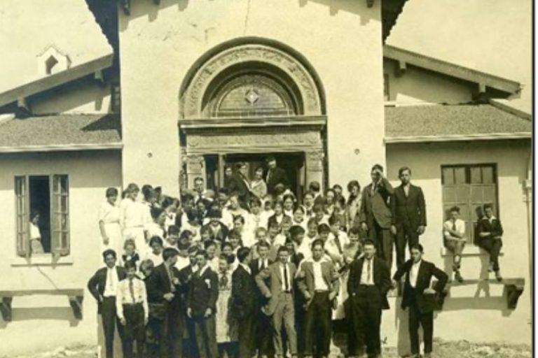 Students prepare to enter the newly constructed San Juan High School for the first time in 1915.